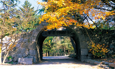 18돌무지개문 